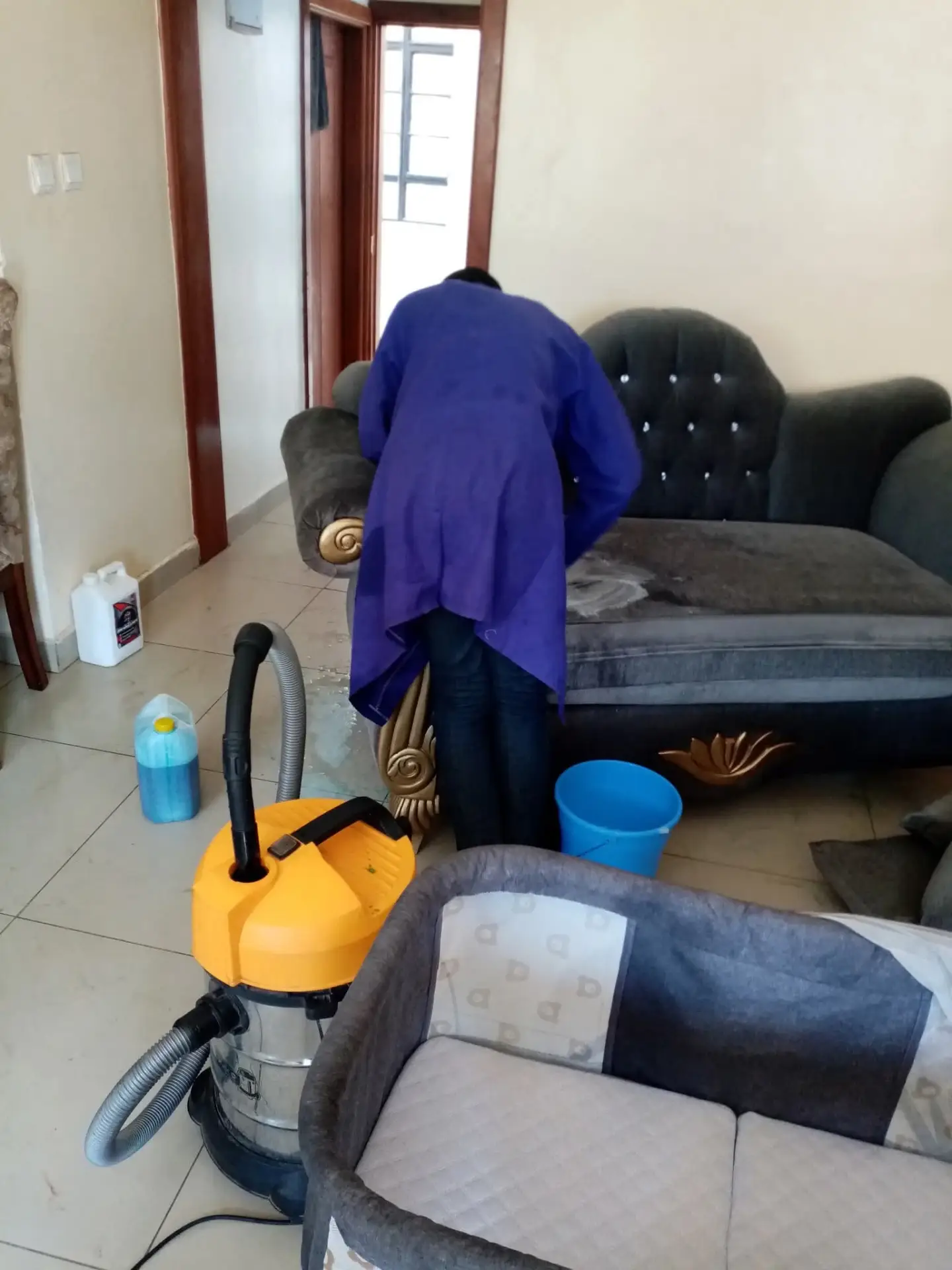 SAAFKARWAO WORKER PROVIDING A SERVICE